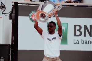 登贝莱现身法网，现场展示欧冠冠军奖杯